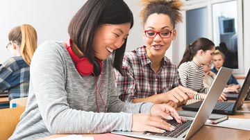 Due studenti universitari guardano la riproduzione di registrazioni di conferenze gratuite