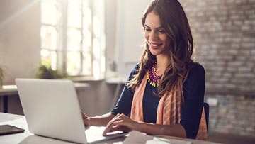 Mujer trabajando en una startup graba una reunión de pantalla compartida en su laptop